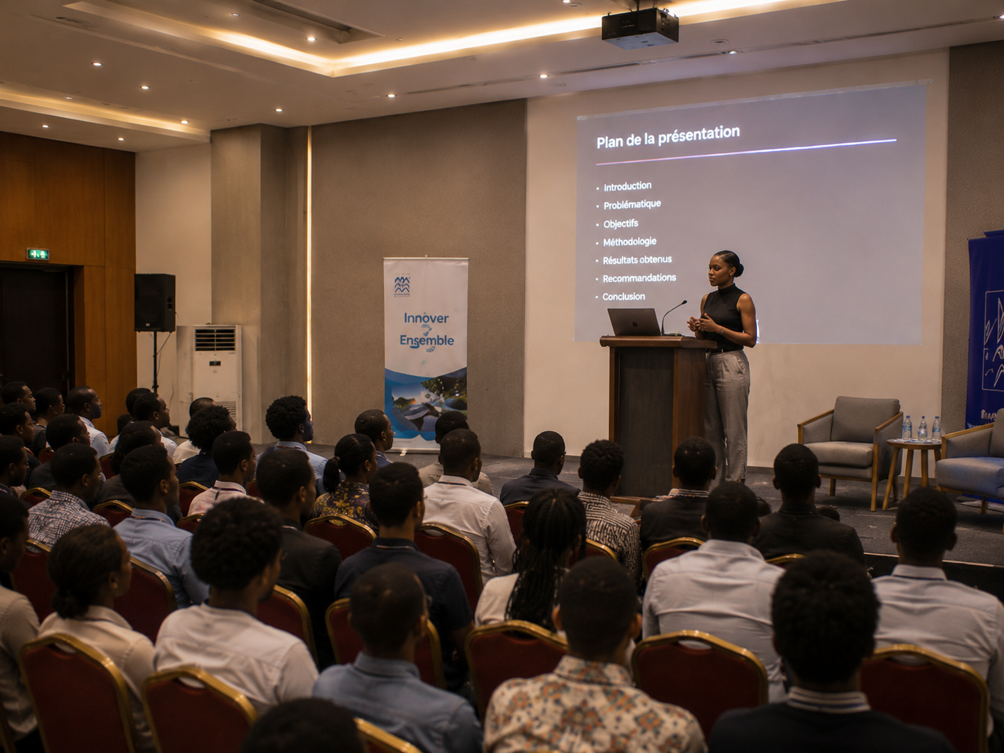 Présentation devant une salle pleine lors d’une conférence à Kinshasa